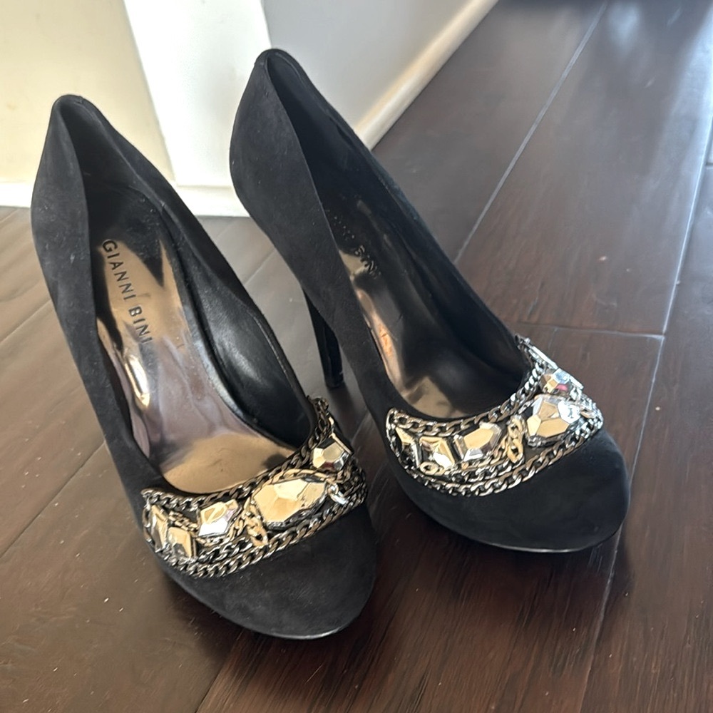 Gianni Bini suede heels size 7M